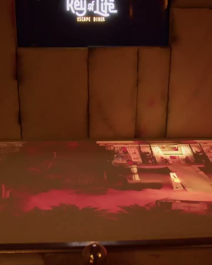 Projection mapping van Key of Life op een tafel, met het wandscherm erboven